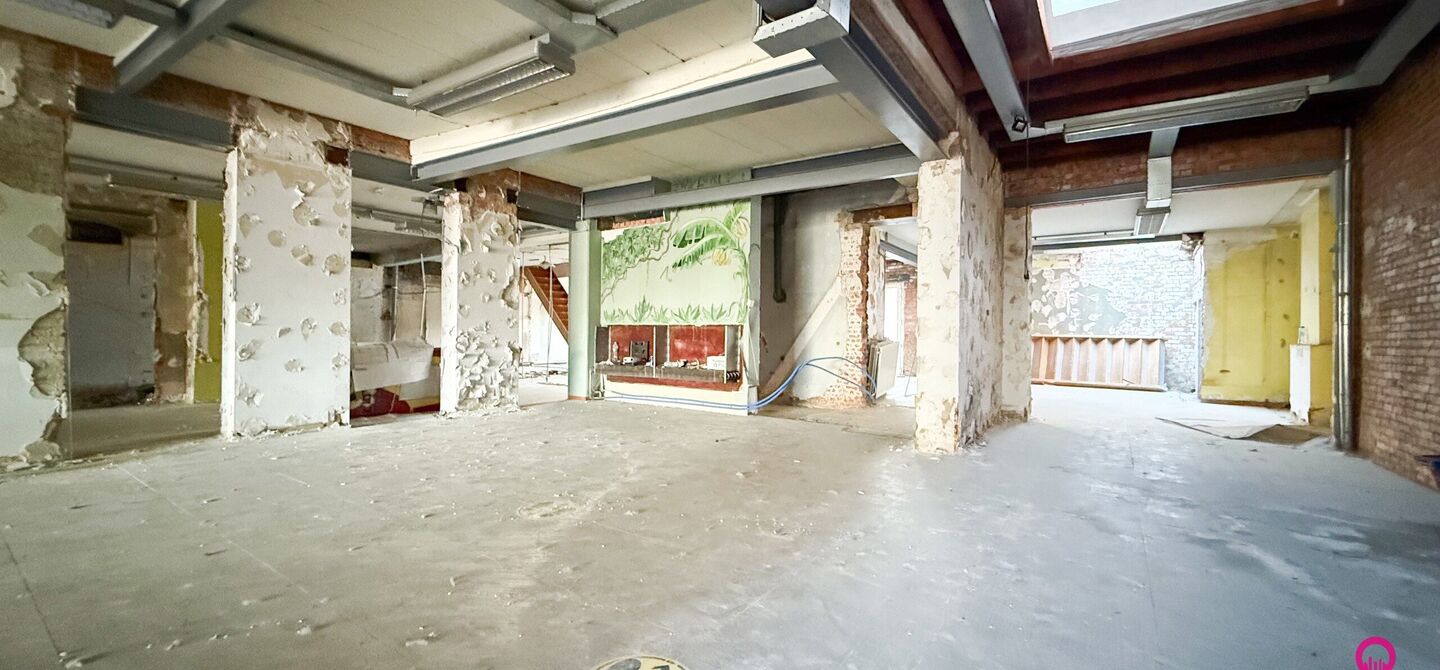 Gelegen op het drukste rondpunt van Diest, aan de Hasseltsestraat 102, bevindt zich dit uitzonderlijke handelspand met een totale oppervlakte van maar liefst 380 m². Dankzij de uitstekende visibiliteit en ligging op een absolute toplocatie biedt dit pand