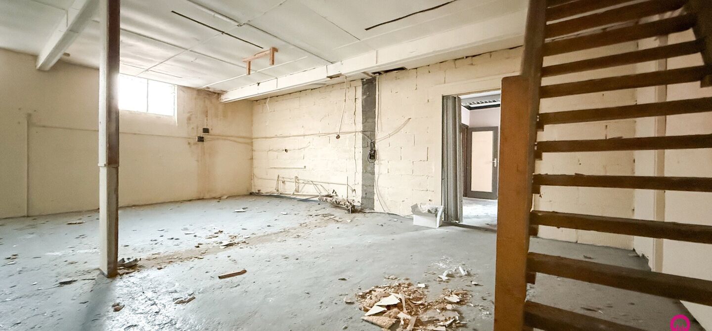 Gelegen op het drukste rondpunt van Diest, aan de Hasseltsestraat 102, bevindt zich dit uitzonderlijke handelspand met een totale oppervlakte van maar liefst 380 m². Dankzij de uitstekende visibiliteit en ligging op een absolute toplocatie biedt dit pand
