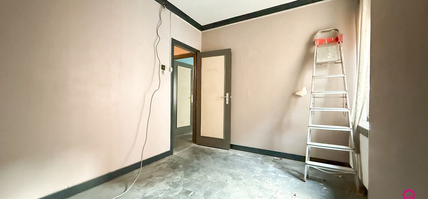 Gelegen op het drukste rondpunt van Diest, aan de Hasseltsestraat 102, bevindt zich dit uitzonderlijke handelspand met een totale oppervlakte van maar liefst 380 m². Dankzij de uitstekende visibiliteit en ligging op een absolute toplocatie biedt dit pand