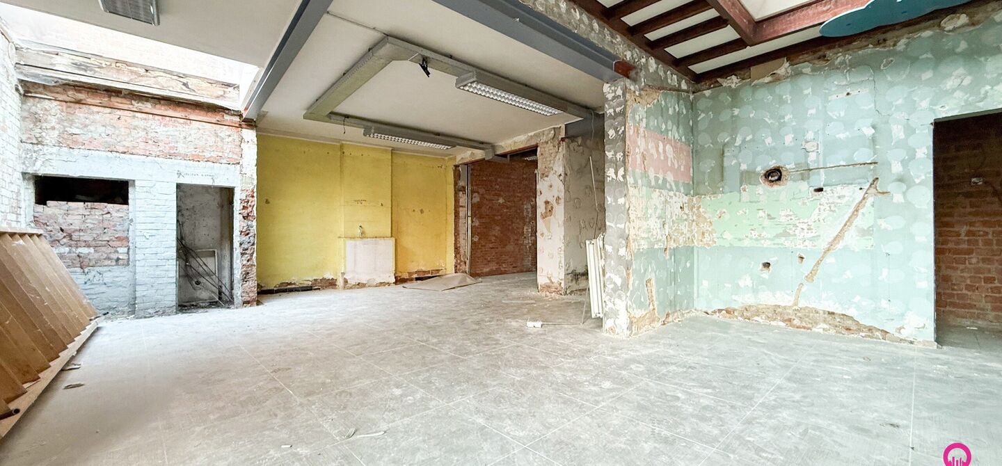 Gelegen op het drukste rondpunt van Diest, aan de Hasseltsestraat 102, bevindt zich dit uitzonderlijke handelspand met een totale oppervlakte van maar liefst 380 m². Dankzij de uitstekende visibiliteit en ligging op een absolute toplocatie biedt dit pand