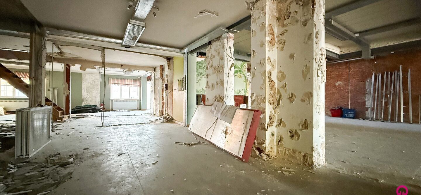 Gelegen op het drukste rondpunt van Diest, aan de Hasseltsestraat 102, bevindt zich dit uitzonderlijke handelspand met een totale oppervlakte van maar liefst 380 m². Dankzij de uitstekende visibiliteit en ligging op een absolute toplocatie biedt dit pand