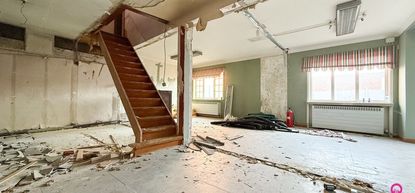 Gelegen op het drukste rondpunt van Diest, aan de Hasseltsestraat 102, bevindt zich dit uitzonderlijke handelspand met een totale oppervlakte van maar liefst 380 m². Dankzij de uitstekende visibiliteit en ligging op een absolute toplocatie biedt dit pand