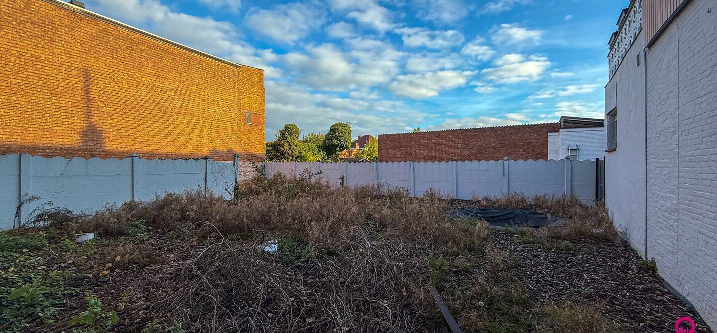 Gelegen op het drukste rondpunt van Diest, aan de Hasseltsestraat 102, bevindt zich dit uitzonderlijke handelspand met een totale oppervlakte van maar liefst 380 m². Dankzij de uitstekende visibiliteit en ligging op een absolute toplocatie biedt dit pand