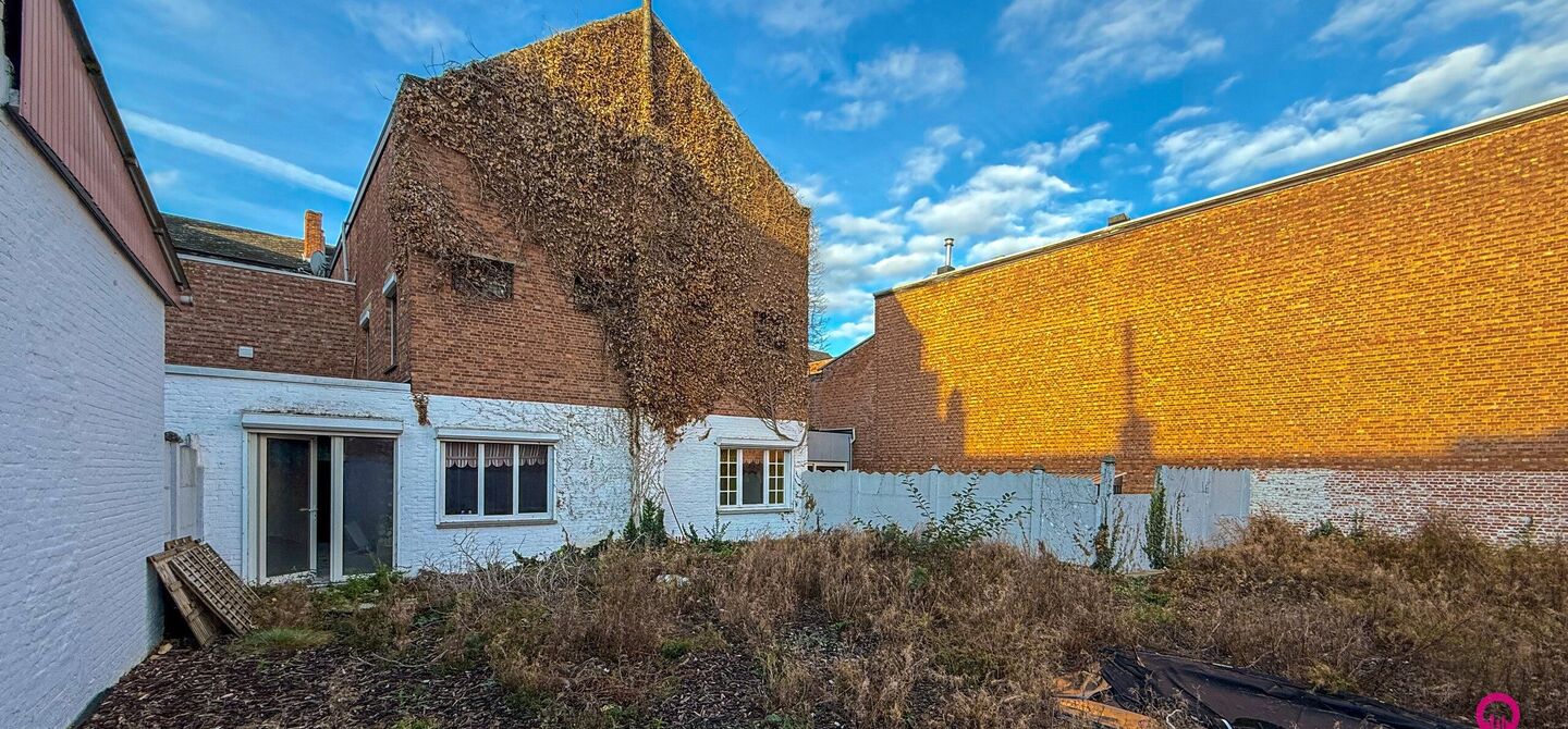 Gelegen op het drukste rondpunt van Diest, aan de Hasseltsestraat 102, bevindt zich dit uitzonderlijke handelspand met een totale oppervlakte van maar liefst 380 m². Dankzij de uitstekende visibiliteit en ligging op een absolute toplocatie biedt dit pand