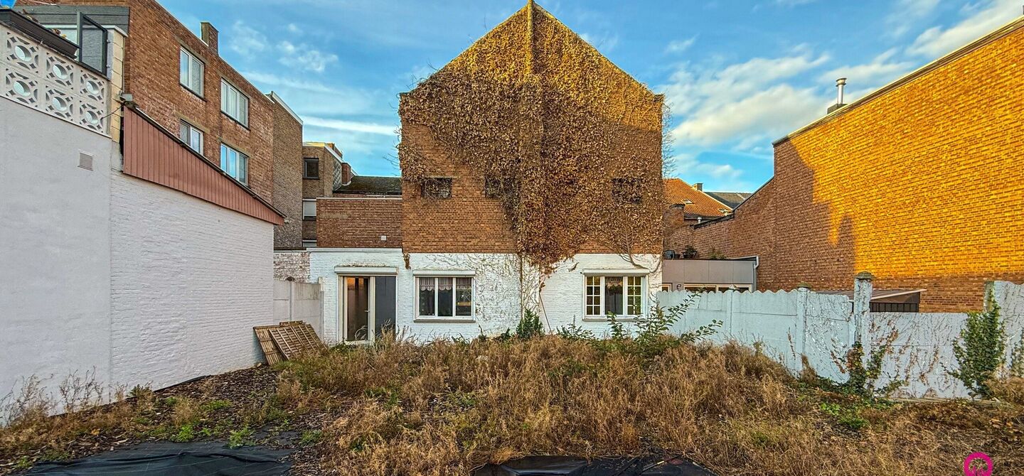 Gelegen op het drukste rondpunt van Diest, aan de Hasseltsestraat 102, bevindt zich dit uitzonderlijke handelspand met een totale oppervlakte van maar liefst 380 m². Dankzij de uitstekende visibiliteit en ligging op een absolute toplocatie biedt dit pand