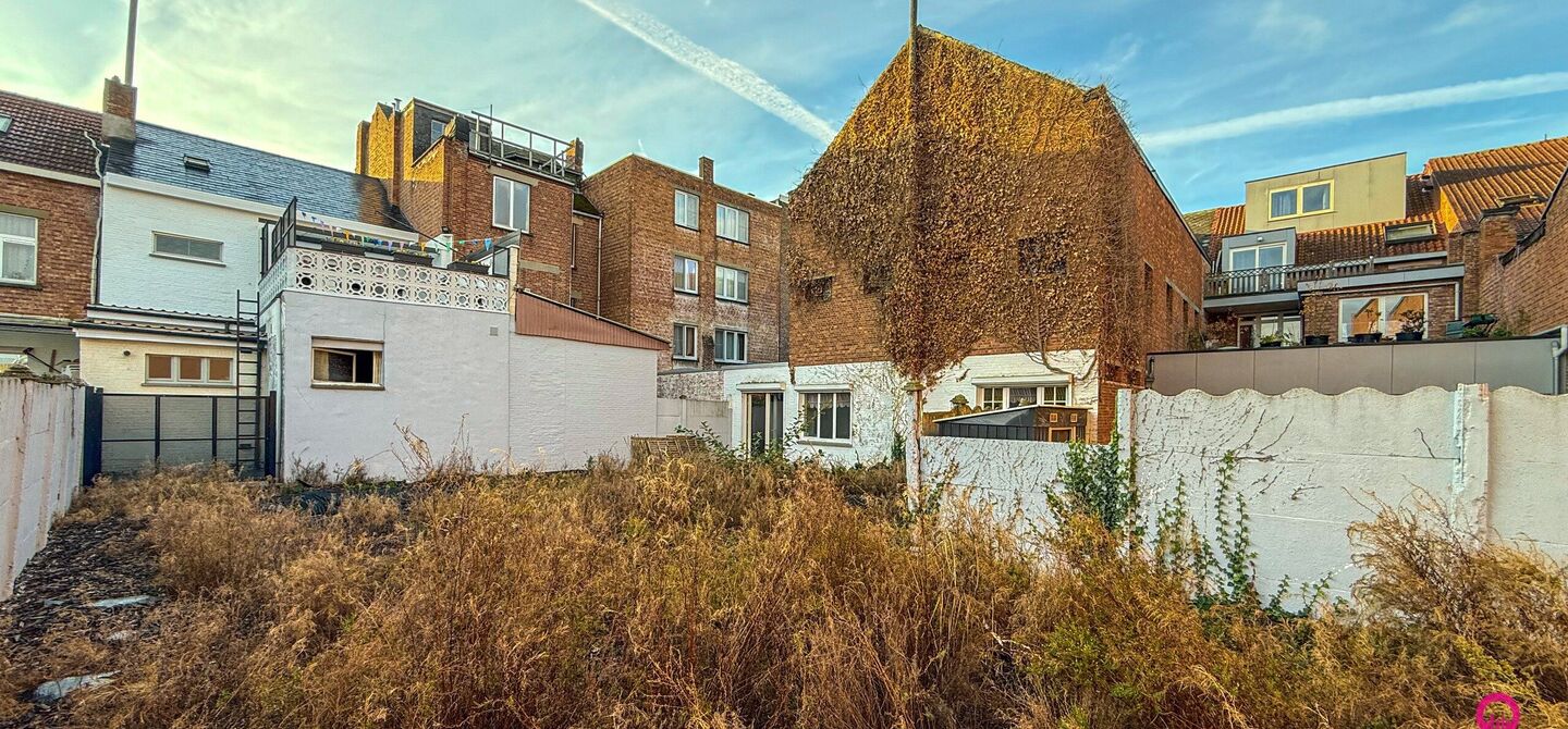 Gelegen op het drukste rondpunt van Diest, aan de Hasseltsestraat 102, bevindt zich dit uitzonderlijke handelspand met een totale oppervlakte van maar liefst 380 m². Dankzij de uitstekende visibiliteit en ligging op een absolute toplocatie biedt dit pand