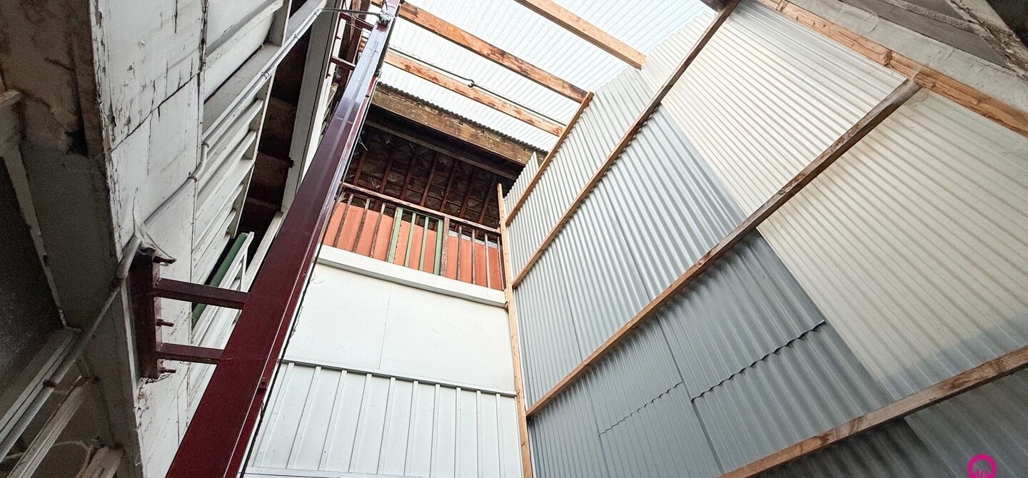 Gelegen op het drukste rondpunt van Diest, aan de Hasseltsestraat 102, bevindt zich dit uitzonderlijke handelspand met een totale oppervlakte van maar liefst 380 m². Dankzij de uitstekende visibiliteit en ligging op een absolute toplocatie biedt dit pand