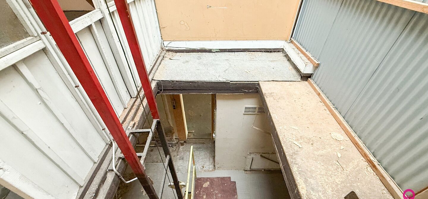 Gelegen op het drukste rondpunt van Diest, aan de Hasseltsestraat 102, bevindt zich dit uitzonderlijke handelspand met een totale oppervlakte van maar liefst 380 m². Dankzij de uitstekende visibiliteit en ligging op een absolute toplocatie biedt dit pand