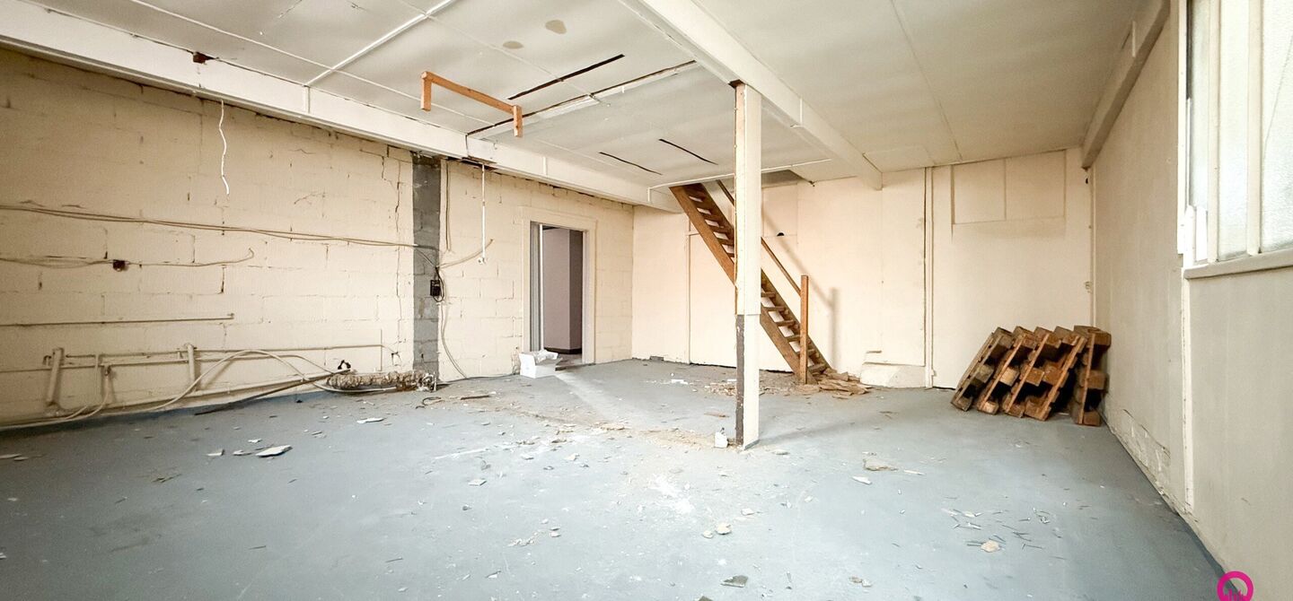 Gelegen op het drukste rondpunt van Diest, aan de Hasseltsestraat 102, bevindt zich dit uitzonderlijke handelspand met een totale oppervlakte van maar liefst 380 m². Dankzij de uitstekende visibiliteit en ligging op een absolute toplocatie biedt dit pand