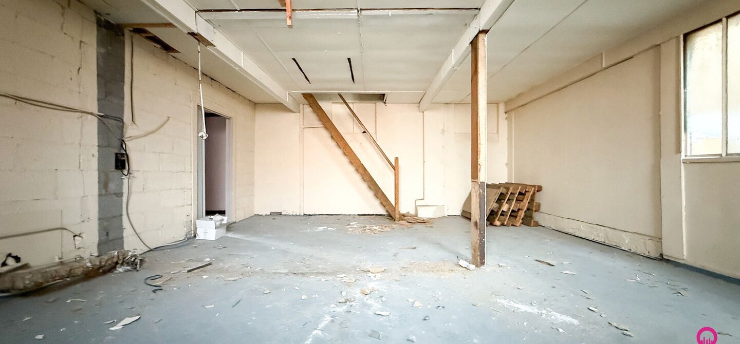 Gelegen op het drukste rondpunt van Diest, aan de Hasseltsestraat 102, bevindt zich dit uitzonderlijke handelspand met een totale oppervlakte van maar liefst 380 m². Dankzij de uitstekende visibiliteit en ligging op een absolute toplocatie biedt dit pand