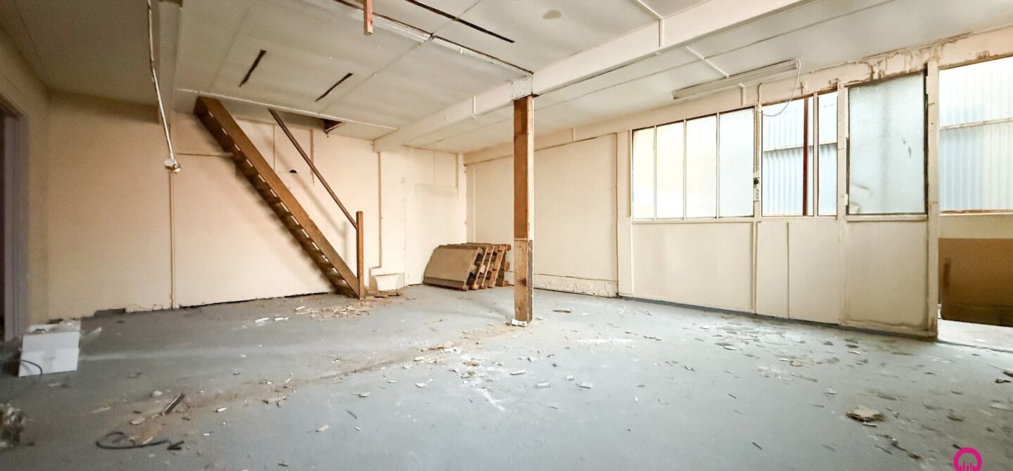 Gelegen op het drukste rondpunt van Diest, aan de Hasseltsestraat 102, bevindt zich dit uitzonderlijke handelspand met een totale oppervlakte van maar liefst 380 m². Dankzij de uitstekende visibiliteit en ligging op een absolute toplocatie biedt dit pand