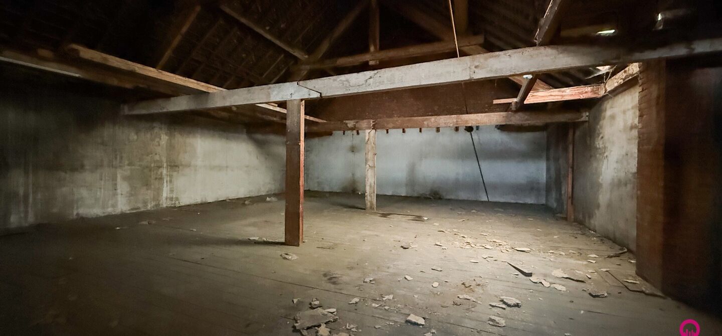 Gelegen op het drukste rondpunt van Diest, aan de Hasseltsestraat 102, bevindt zich dit uitzonderlijke handelspand met een totale oppervlakte van maar liefst 380 m². Dankzij de uitstekende visibiliteit en ligging op een absolute toplocatie biedt dit pand