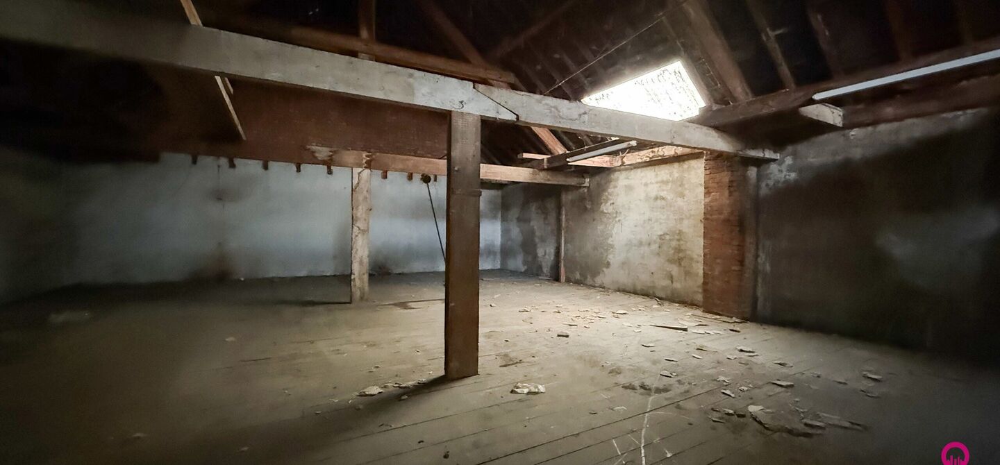 Gelegen op het drukste rondpunt van Diest, aan de Hasseltsestraat 102, bevindt zich dit uitzonderlijke handelspand met een totale oppervlakte van maar liefst 380 m². Dankzij de uitstekende visibiliteit en ligging op een absolute toplocatie biedt dit pand