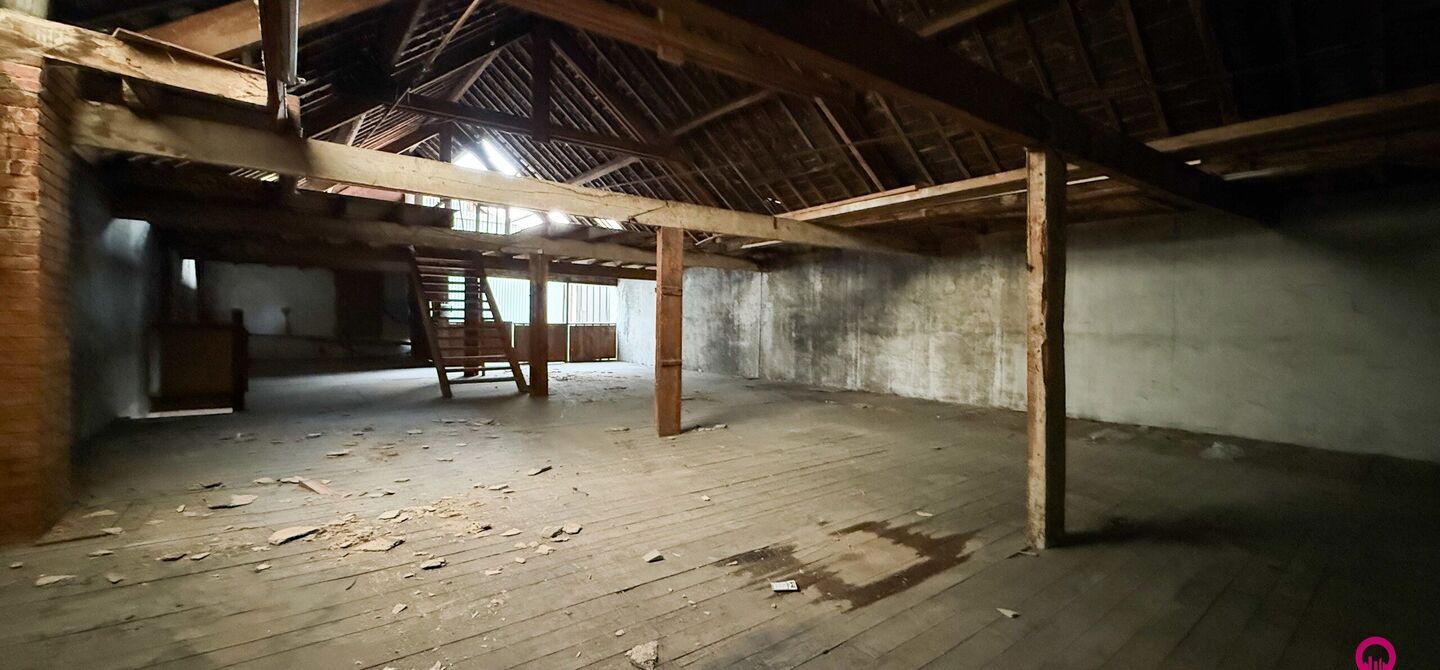 Gelegen op het drukste rondpunt van Diest, aan de Hasseltsestraat 102, bevindt zich dit uitzonderlijke handelspand met een totale oppervlakte van maar liefst 380 m². Dankzij de uitstekende visibiliteit en ligging op een absolute toplocatie biedt dit pand