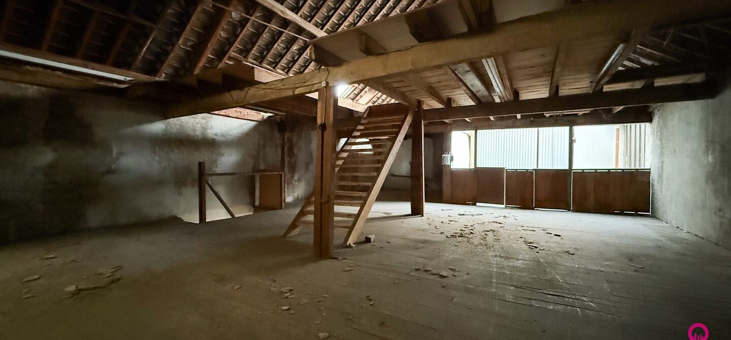 Gelegen op het drukste rondpunt van Diest, aan de Hasseltsestraat 102, bevindt zich dit uitzonderlijke handelspand met een totale oppervlakte van maar liefst 380 m². Dankzij de uitstekende visibiliteit en ligging op een absolute toplocatie biedt dit pand