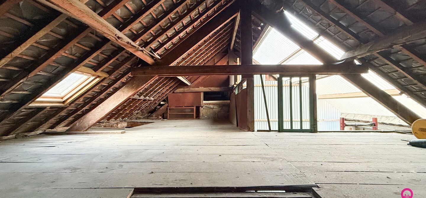Gelegen op het drukste rondpunt van Diest, aan de Hasseltsestraat 102, bevindt zich dit uitzonderlijke handelspand met een totale oppervlakte van maar liefst 380 m². Dankzij de uitstekende visibiliteit en ligging op een absolute toplocatie biedt dit pand