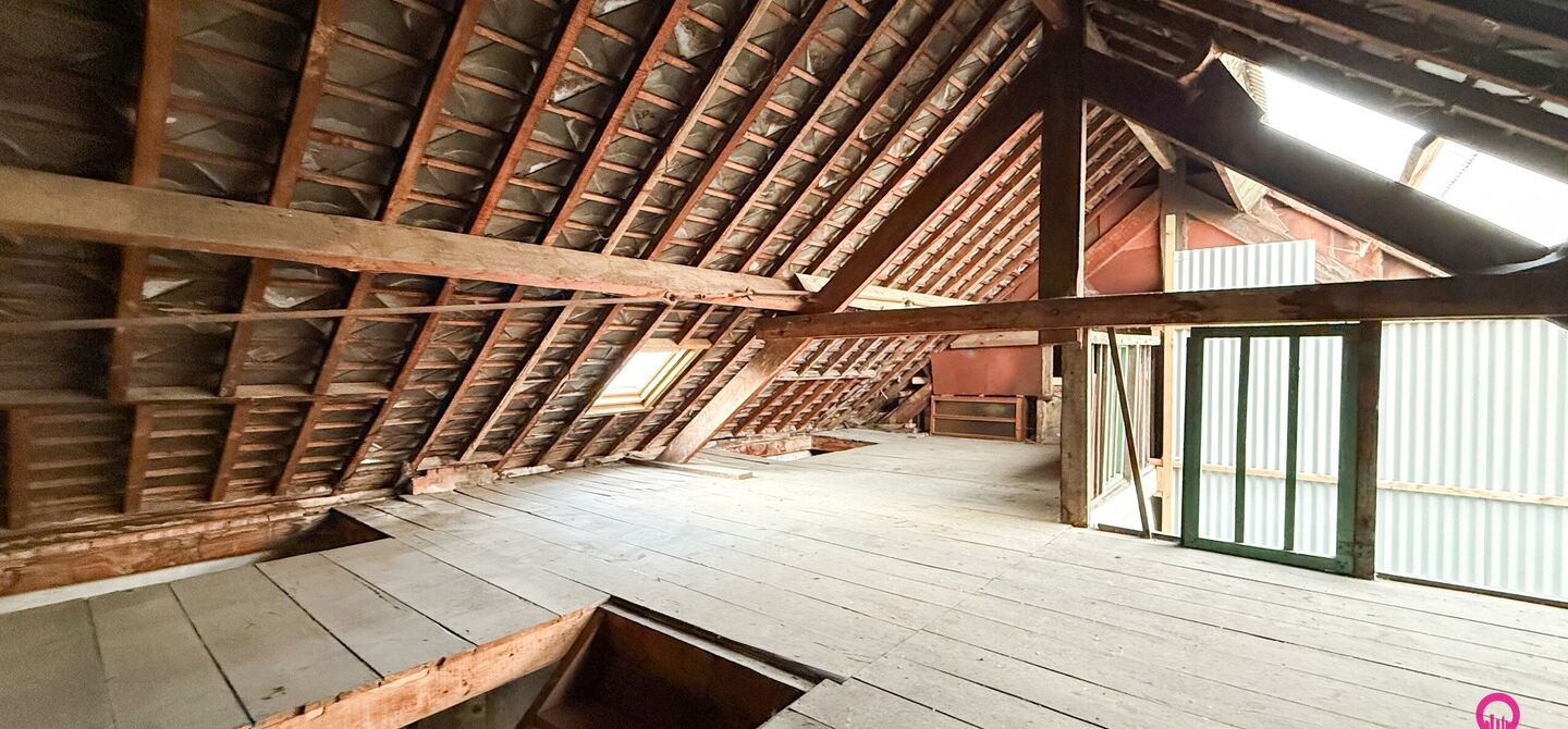 Gelegen op het drukste rondpunt van Diest, aan de Hasseltsestraat 102, bevindt zich dit uitzonderlijke handelspand met een totale oppervlakte van maar liefst 380 m². Dankzij de uitstekende visibiliteit en ligging op een absolute toplocatie biedt dit pand