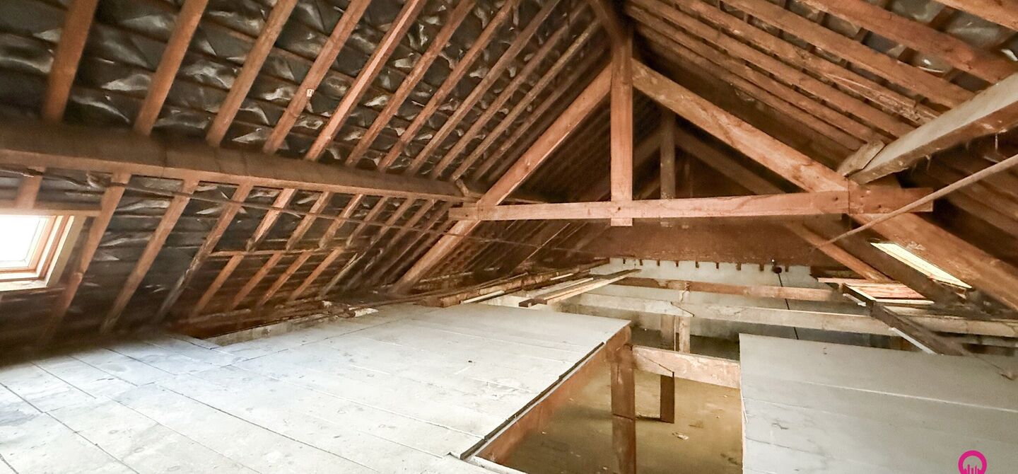 Gelegen op het drukste rondpunt van Diest, aan de Hasseltsestraat 102, bevindt zich dit uitzonderlijke handelspand met een totale oppervlakte van maar liefst 380 m². Dankzij de uitstekende visibiliteit en ligging op een absolute toplocatie biedt dit pand