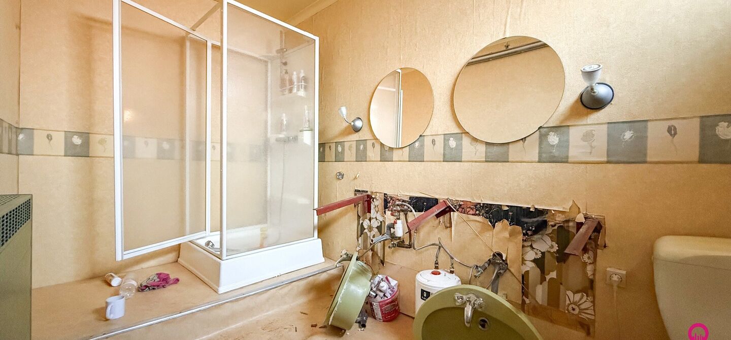 Gelegen op het drukste rondpunt van Diest, aan de Hasseltsestraat 102, bevindt zich dit uitzonderlijke handelspand met een totale oppervlakte van maar liefst 380 m². Dankzij de uitstekende visibiliteit en ligging op een absolute toplocatie biedt dit pand