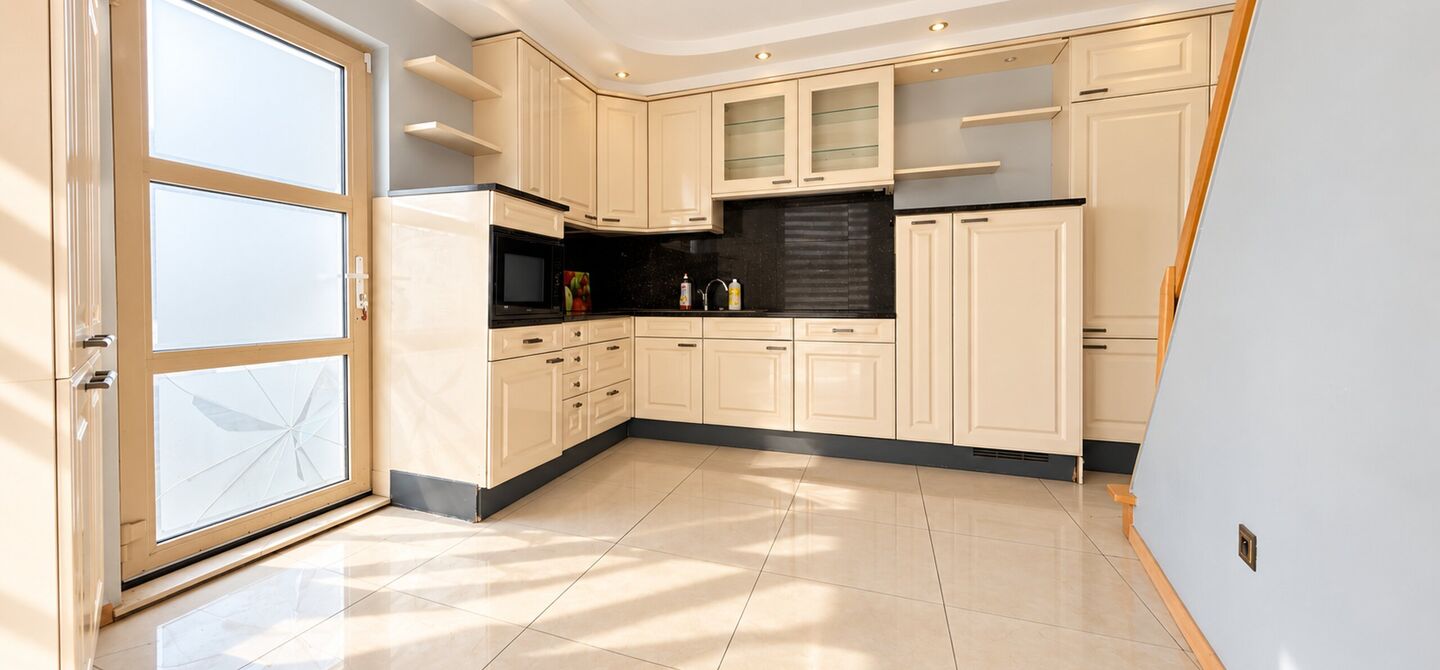 Bij ImmoFusion 7/7 “open huis” : klik op onze 3D-TOUR.
Ervaar vastgoed alsof je er zelf doorloopt!
Dit interessante opbrengsteigendom is gelegen op een absolute toplocatie aan de Kuringersteenweg 6 te Hasselt, vlakbij de kleine ring, het station, sch