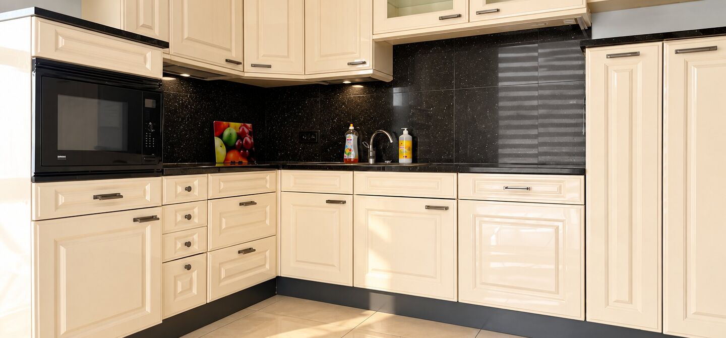 Bij ImmoFusion 7/7 “open huis” : klik op onze 3D-TOUR.
Ervaar vastgoed alsof je er zelf doorloopt!
Dit interessante opbrengsteigendom is gelegen op een absolute toplocatie aan de Kuringersteenweg 6 te Hasselt, vlakbij de kleine ring, het station, sch