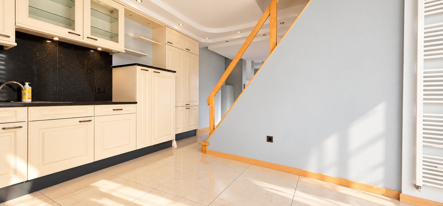 Bij ImmoFusion 7/7 “open huis” : klik op onze 3D-TOUR.
Ervaar vastgoed alsof je er zelf doorloopt!
Dit interessante opbrengsteigendom is gelegen op een absolute toplocatie aan de Kuringersteenweg 6 te Hasselt, vlakbij de kleine ring, het station, sch