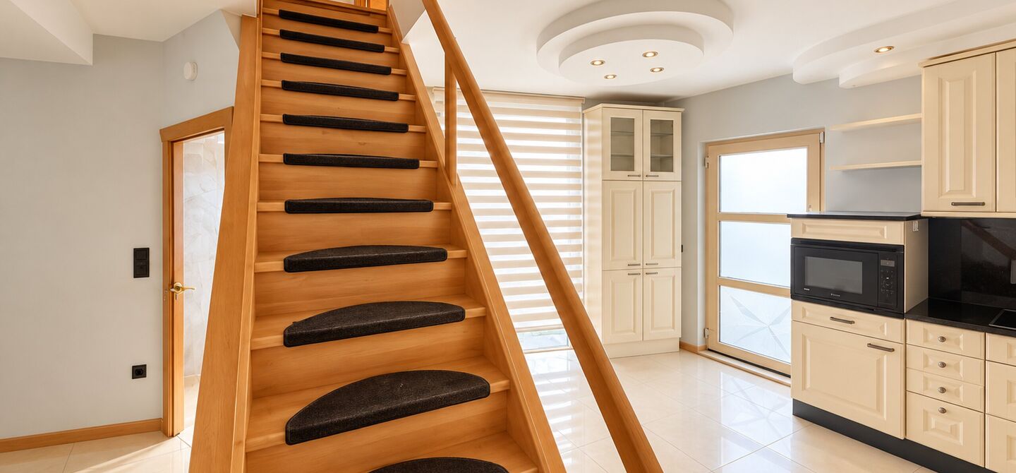 Bij ImmoFusion 7/7 “open huis” : klik op onze 3D-TOUR.
Ervaar vastgoed alsof je er zelf doorloopt!
Dit interessante opbrengsteigendom is gelegen op een absolute toplocatie aan de Kuringersteenweg 6 te Hasselt, vlakbij de kleine ring, het station, sch