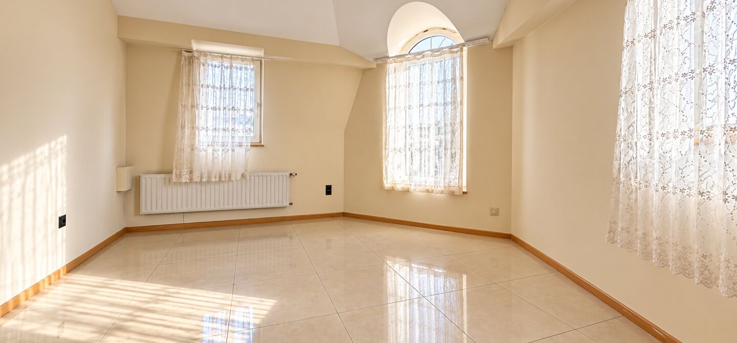 Bij ImmoFusion 7/7 “open huis” : klik op onze 3D-TOUR.
Ervaar vastgoed alsof je er zelf doorloopt!
Dit interessante opbrengsteigendom is gelegen op een absolute toplocatie aan de Kuringersteenweg 6 te Hasselt, vlakbij de kleine ring, het station, sch
