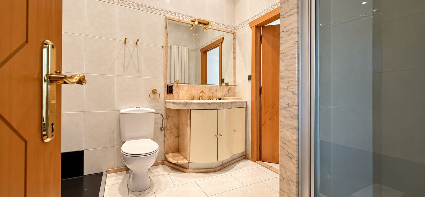 Bij ImmoFusion 7/7 “open huis” : klik op onze 3D-TOUR.
Ervaar vastgoed alsof je er zelf doorloopt!
Dit interessante opbrengsteigendom is gelegen op een absolute toplocatie aan de Kuringersteenweg 6 te Hasselt, vlakbij de kleine ring, het station, sch