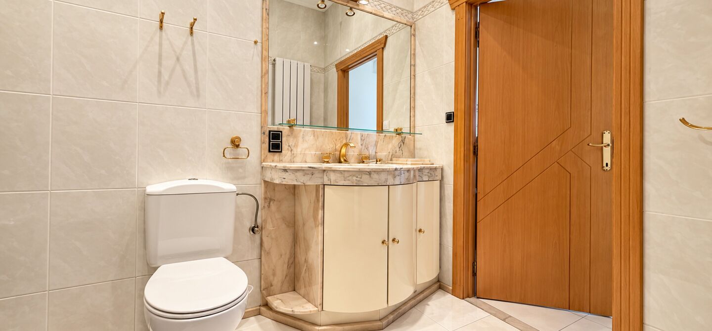 Bij ImmoFusion 7/7 “open huis” : klik op onze 3D-TOUR.
Ervaar vastgoed alsof je er zelf doorloopt!
Dit interessante opbrengsteigendom is gelegen op een absolute toplocatie aan de Kuringersteenweg 6 te Hasselt, vlakbij de kleine ring, het station, sch
