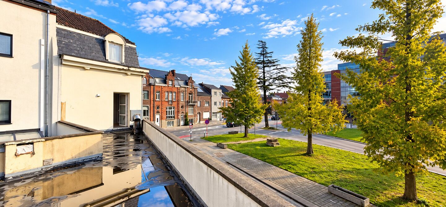 Bij ImmoFusion 7/7 “open huis” : klik op onze 3D-TOUR.
Ervaar vastgoed alsof je er zelf doorloopt!
Dit interessante opbrengsteigendom is gelegen op een absolute toplocatie aan de Kuringersteenweg 6 te Hasselt, vlakbij de kleine ring, het station, sch