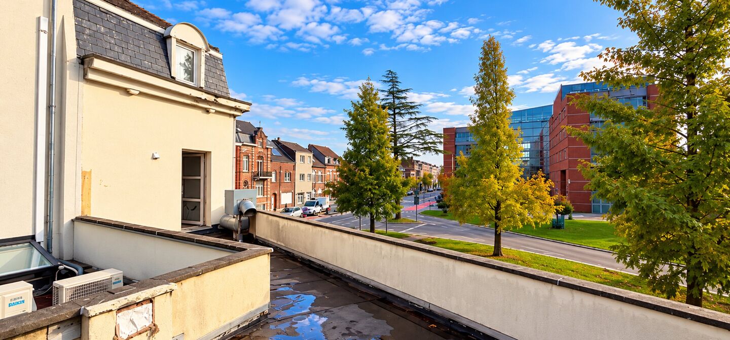 Bij ImmoFusion 7/7 “open huis” : klik op onze 3D-TOUR.
Ervaar vastgoed alsof je er zelf doorloopt!
Dit interessante opbrengsteigendom is gelegen op een absolute toplocatie aan de Kuringersteenweg 6 te Hasselt, vlakbij de kleine ring, het station, sch