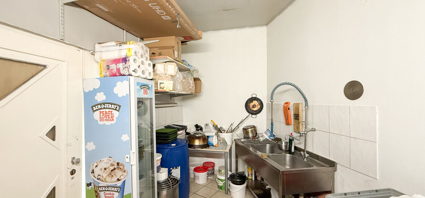 Bij ImmoFusion 7/7 “open huis” : klik op onze 3D-TOUR.
Ervaar vastgoed alsof je er zelf doorloopt!
Dit interessante opbrengsteigendom is gelegen op een absolute toplocatie aan de Kuringersteenweg 6 te Hasselt, vlakbij de kleine ring, het station, sch