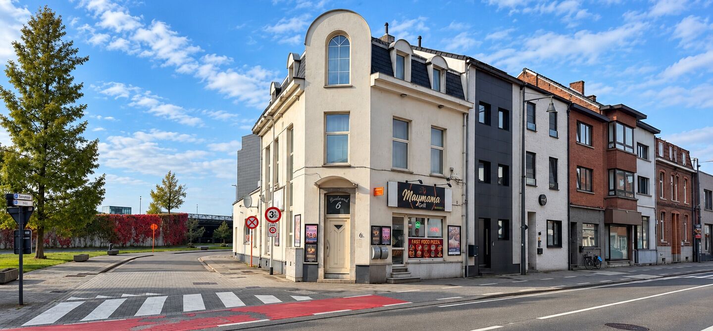 Bij ImmoFusion 7/7 “open huis” : klik op onze 3D-TOUR.
Ervaar vastgoed alsof je er zelf doorloopt!
Dit interessante opbrengsteigendom is gelegen op een absolute toplocatie aan de Kuringersteenweg 6 te Hasselt, vlakbij de kleine ring, het station, sch