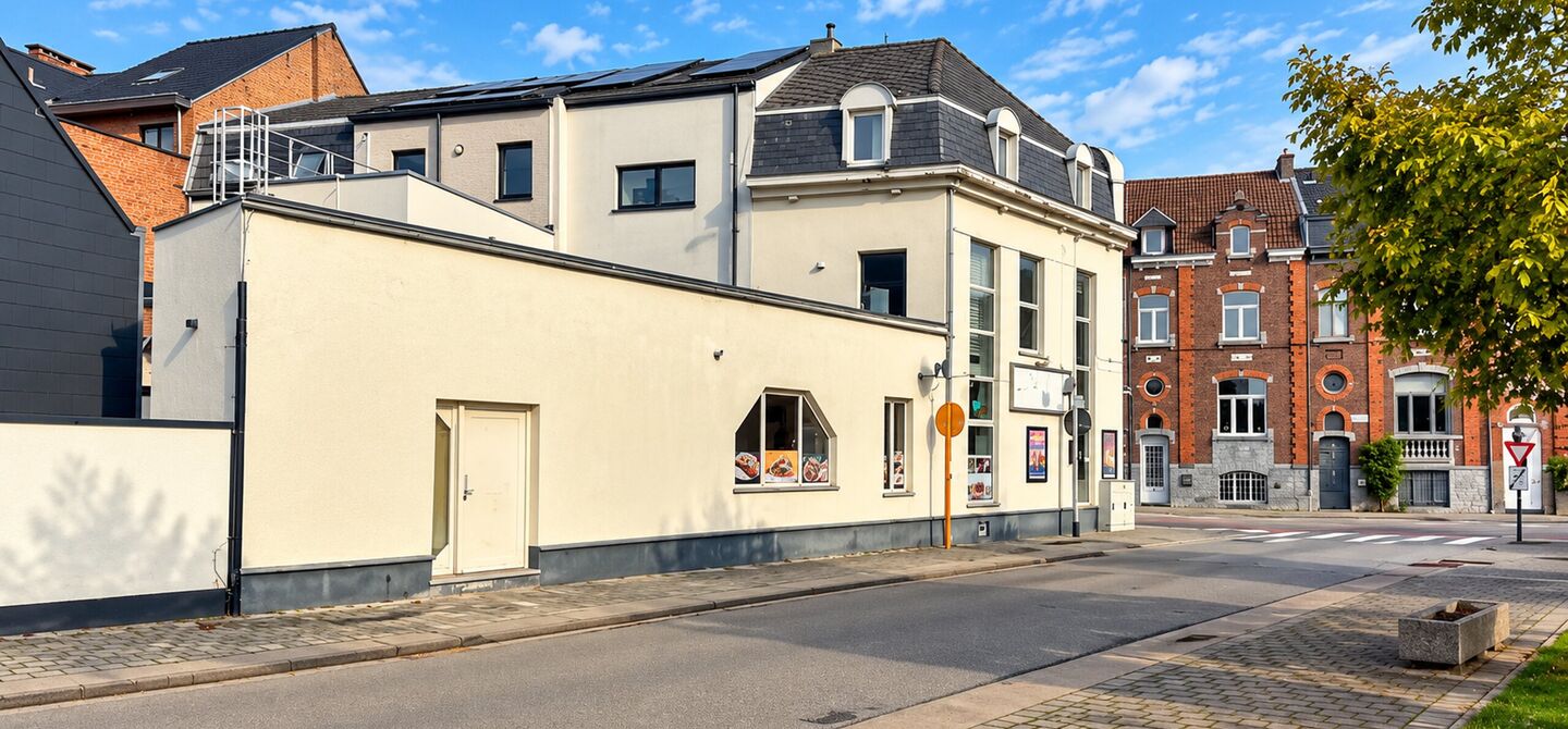 Bij ImmoFusion 7/7 “open huis” : klik op onze 3D-TOUR.
Ervaar vastgoed alsof je er zelf doorloopt!
Dit interessante opbrengsteigendom is gelegen op een absolute toplocatie aan de Kuringersteenweg 6 te Hasselt, vlakbij de kleine ring, het station, sch