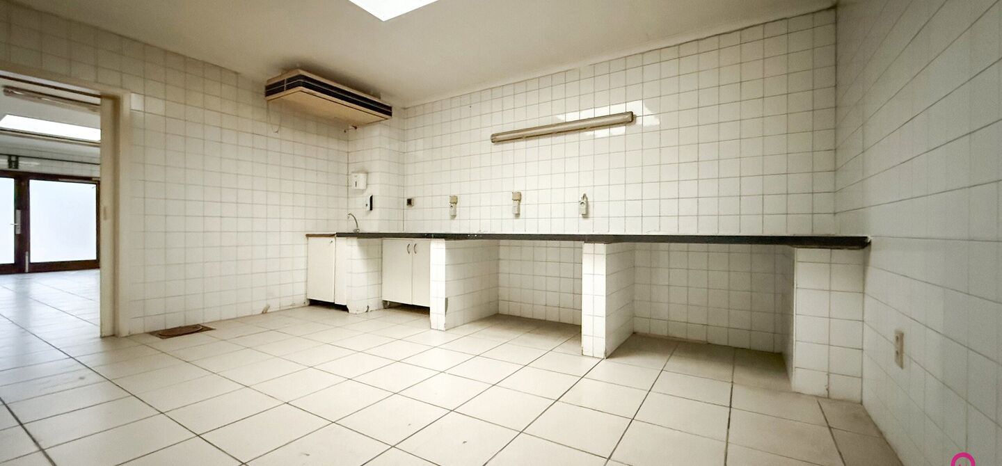 Gebouw voor gemengd gebruik te koop in Wellen