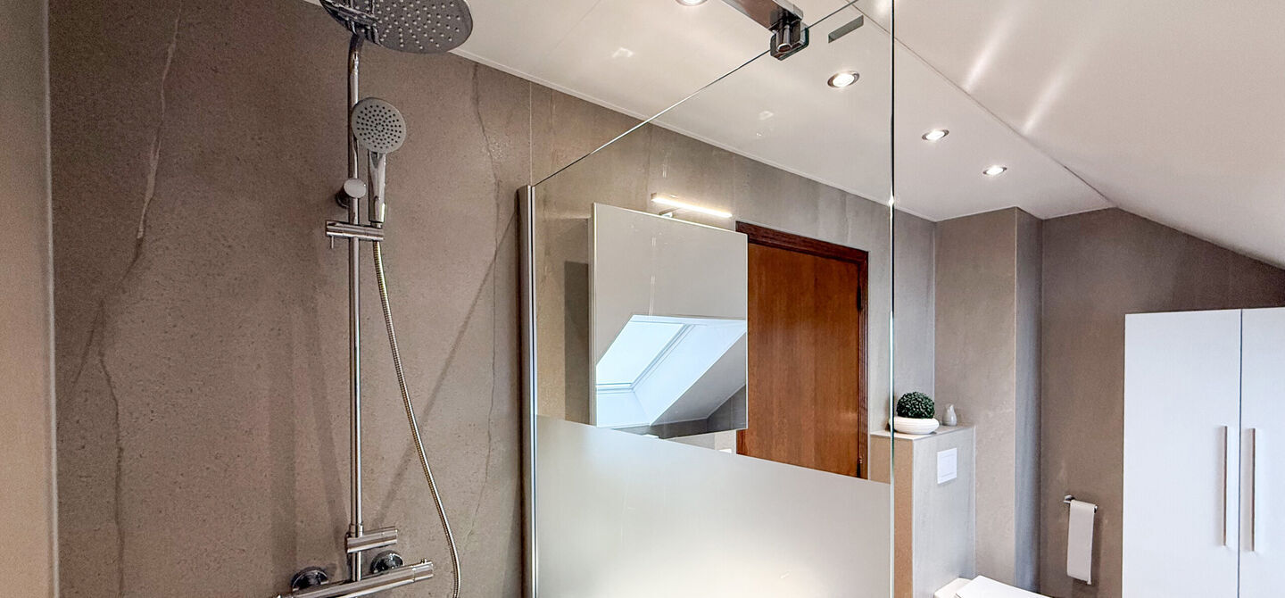 Bij ImmoFusion 7/7 &ldquo;open huis&rdquo; : klik op onze 3D-TOUR.
Ervaar vastgoed alsof je er zelf doorloopt!

Welkom in deze charmante open bebouwing, rustig gelegen in een aangename woonwijk te Heusden-Zolder. Deze instapklare woning combineert ruimte, comfort