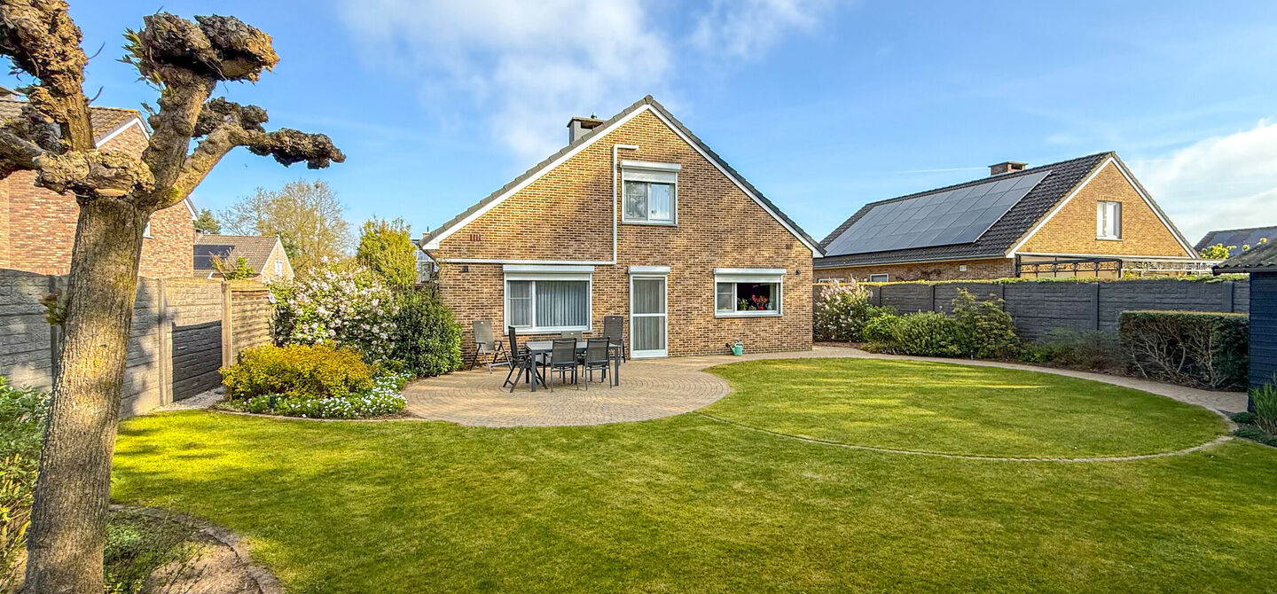 Bij ImmoFusion 7/7 &ldquo;open huis&rdquo; : klik op onze 3D-TOUR.
Ervaar vastgoed alsof je er zelf doorloopt!

Welkom in deze charmante open bebouwing, rustig gelegen in een aangename woonwijk te Heusden-Zolder. Deze instapklare woning combineert ruimte, comfort