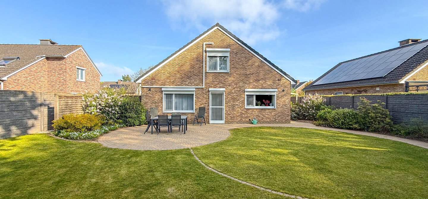Bij ImmoFusion 7/7 &ldquo;open huis&rdquo; : klik op onze 3D-TOUR.
Ervaar vastgoed alsof je er zelf doorloopt!

Welkom in deze charmante open bebouwing, rustig gelegen in een aangename woonwijk te Heusden-Zolder. Deze instapklare woning combineert ruimte, comfort