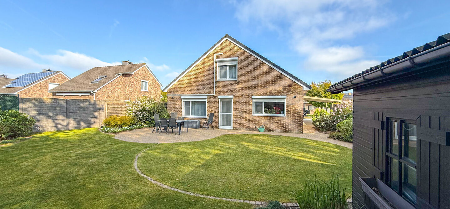 Bij ImmoFusion 7/7 &ldquo;open huis&rdquo; : klik op onze 3D-TOUR.
Ervaar vastgoed alsof je er zelf doorloopt!

Welkom in deze charmante open bebouwing, rustig gelegen in een aangename woonwijk te Heusden-Zolder. Deze instapklare woning combineert ruimte, comfort