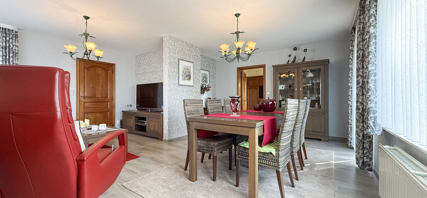 Bij ImmoFusion 7/7 “open huis” : klik op onze 3D-TOUR.
Ervaar vastgoed alsof je er zelf doorloopt!
Welkom in deze charmante open bebouwing, rustig gelegen in een aangename woonwijk te Heusden-Zolder. Deze instapklare woning combineert ruimte, comfort