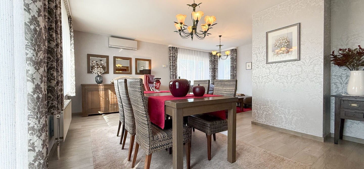 Bij ImmoFusion 7/7 “open huis” : klik op onze 3D-TOUR.
Ervaar vastgoed alsof je er zelf doorloopt!
Welkom in deze charmante open bebouwing, rustig gelegen in een aangename woonwijk te Heusden-Zolder. Deze instapklare woning combineert ruimte, comfort