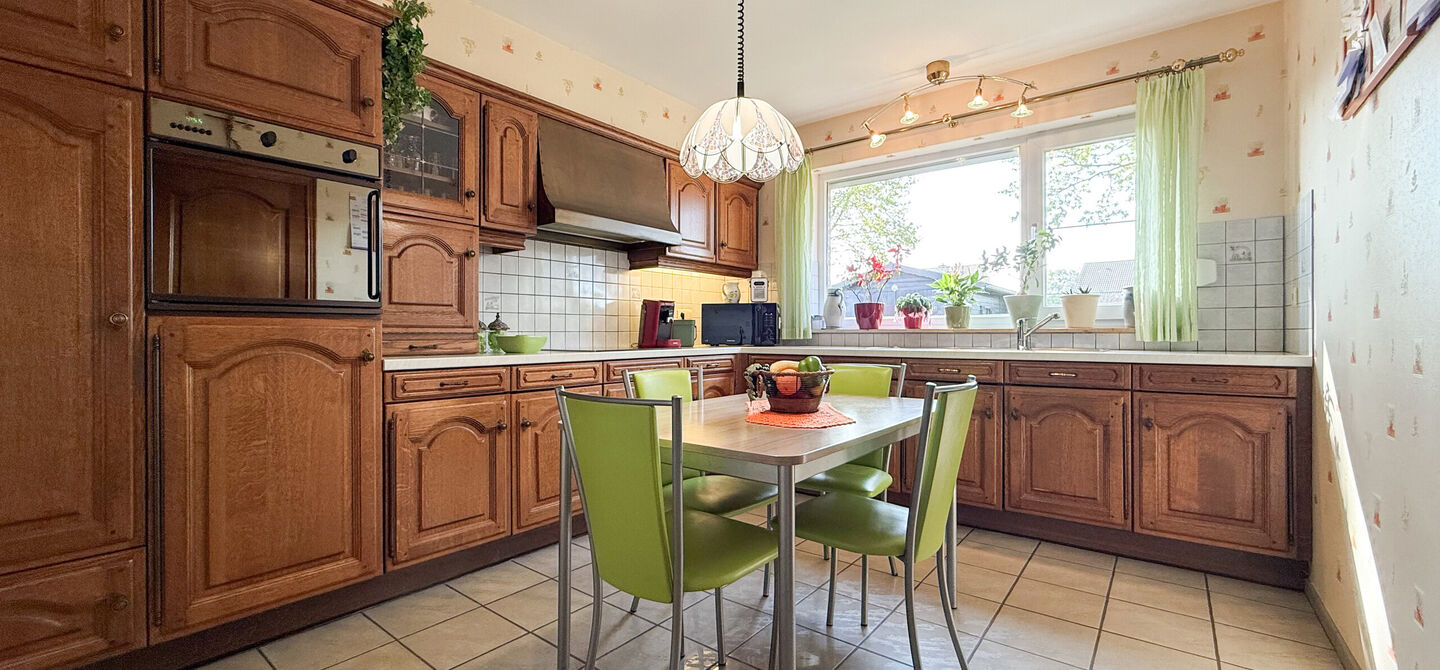 Bij ImmoFusion 7/7 “open huis” : klik op onze 3D-TOUR.
Ervaar vastgoed alsof je er zelf doorloopt!
Welkom in deze charmante open bebouwing, rustig gelegen in een aangename woonwijk te Heusden-Zolder. Deze instapklare woning combineert ruimte, comfort