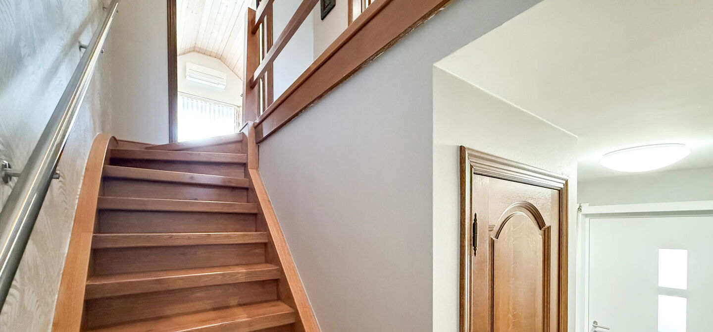 Bij ImmoFusion 7/7 “open huis” : klik op onze 3D-TOUR.
Ervaar vastgoed alsof je er zelf doorloopt!
Welkom in deze charmante open bebouwing, rustig gelegen in een aangename woonwijk te Heusden-Zolder. Deze instapklare woning combineert ruimte, comfort