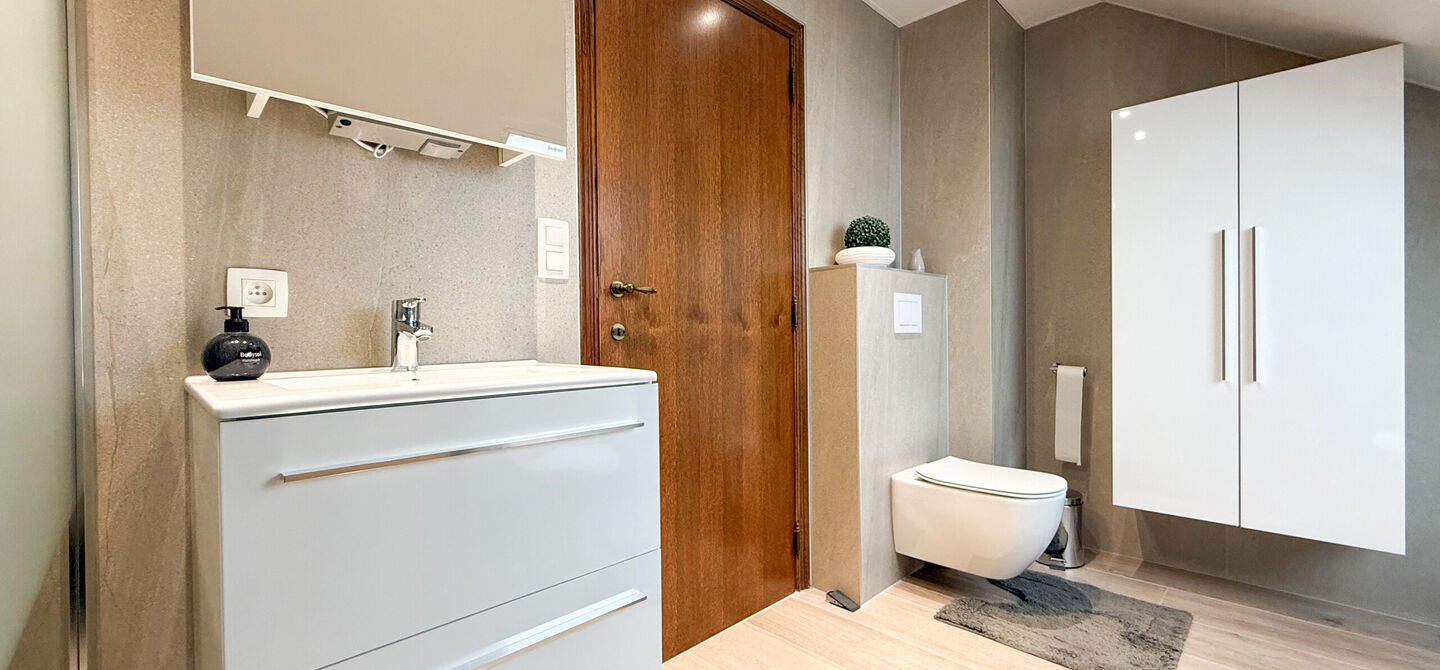 Bij ImmoFusion 7/7 “open huis” : klik op onze 3D-TOUR.
Ervaar vastgoed alsof je er zelf doorloopt!
Welkom in deze charmante open bebouwing, rustig gelegen in een aangename woonwijk te Heusden-Zolder. Deze instapklare woning combineert ruimte, comfort