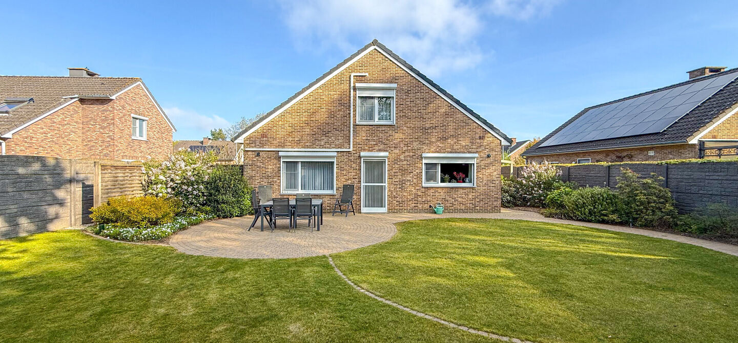 Bij ImmoFusion 7/7 “open huis” : klik op onze 3D-TOUR.
Ervaar vastgoed alsof je er zelf doorloopt!
Welkom in deze charmante open bebouwing, rustig gelegen in een aangename woonwijk te Heusden-Zolder. Deze instapklare woning combineert ruimte, comfort
