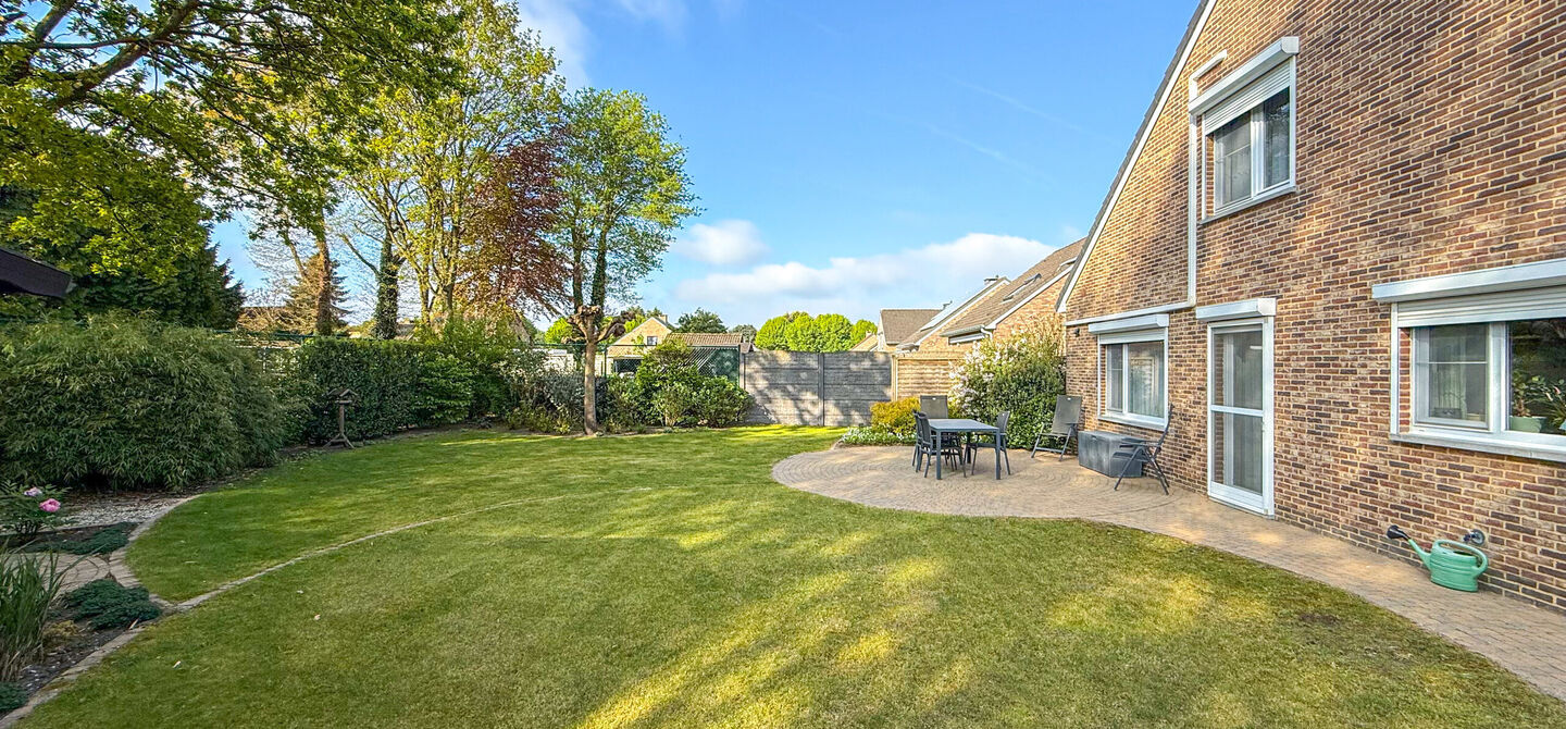 Bij ImmoFusion 7/7 “open huis” : klik op onze 3D-TOUR.
Ervaar vastgoed alsof je er zelf doorloopt!
Welkom in deze charmante open bebouwing, rustig gelegen in een aangename woonwijk te Heusden-Zolder. Deze instapklare woning combineert ruimte, comfort