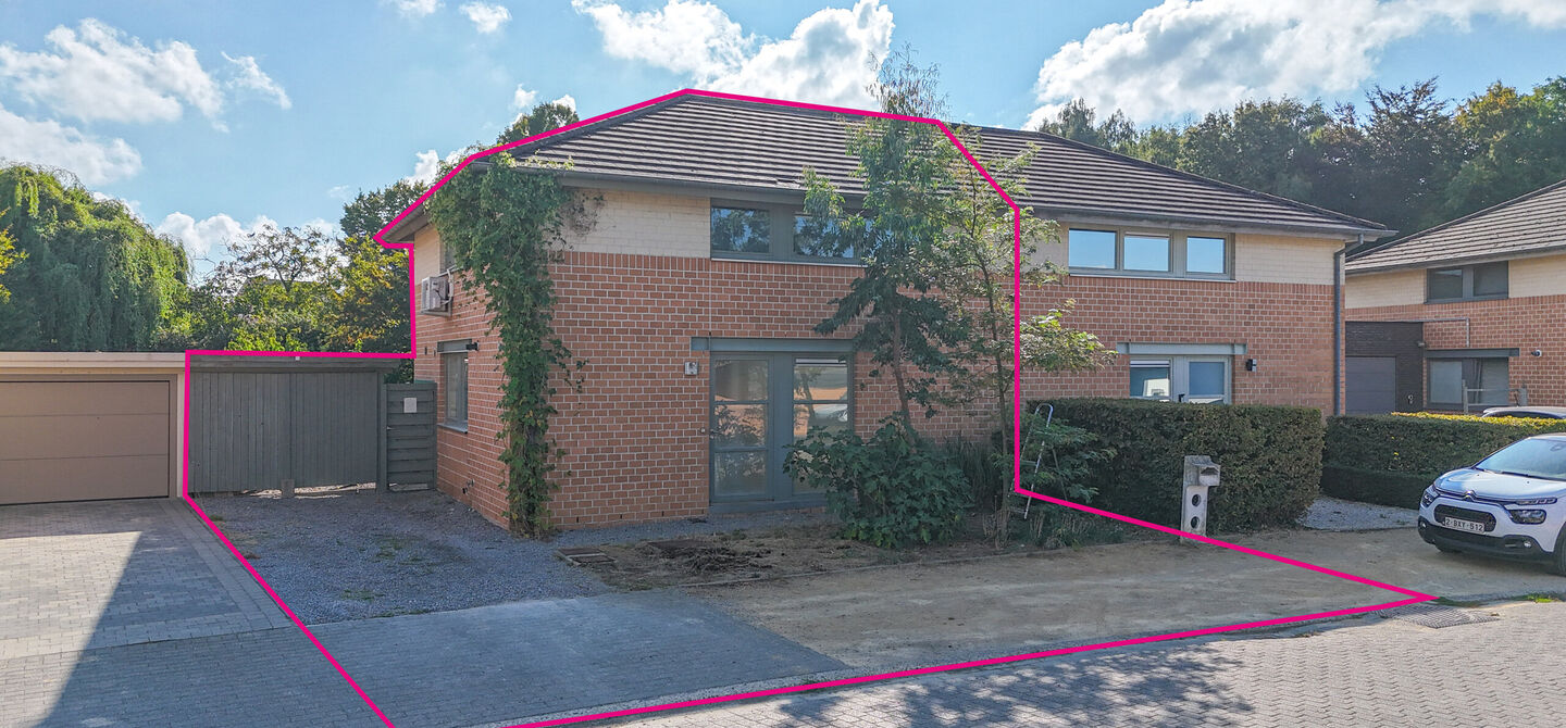 Te renoveren gezinswoning met grote tuin in rustige doodlopende straat in Alken
Welkom in Tulpenlaan 17, een woning met enorm veel potentieel, perfect voor wie op zoek is naar een huis dat volledig naar eigen smaak kan worden gerenoveerd. Gelegen in een