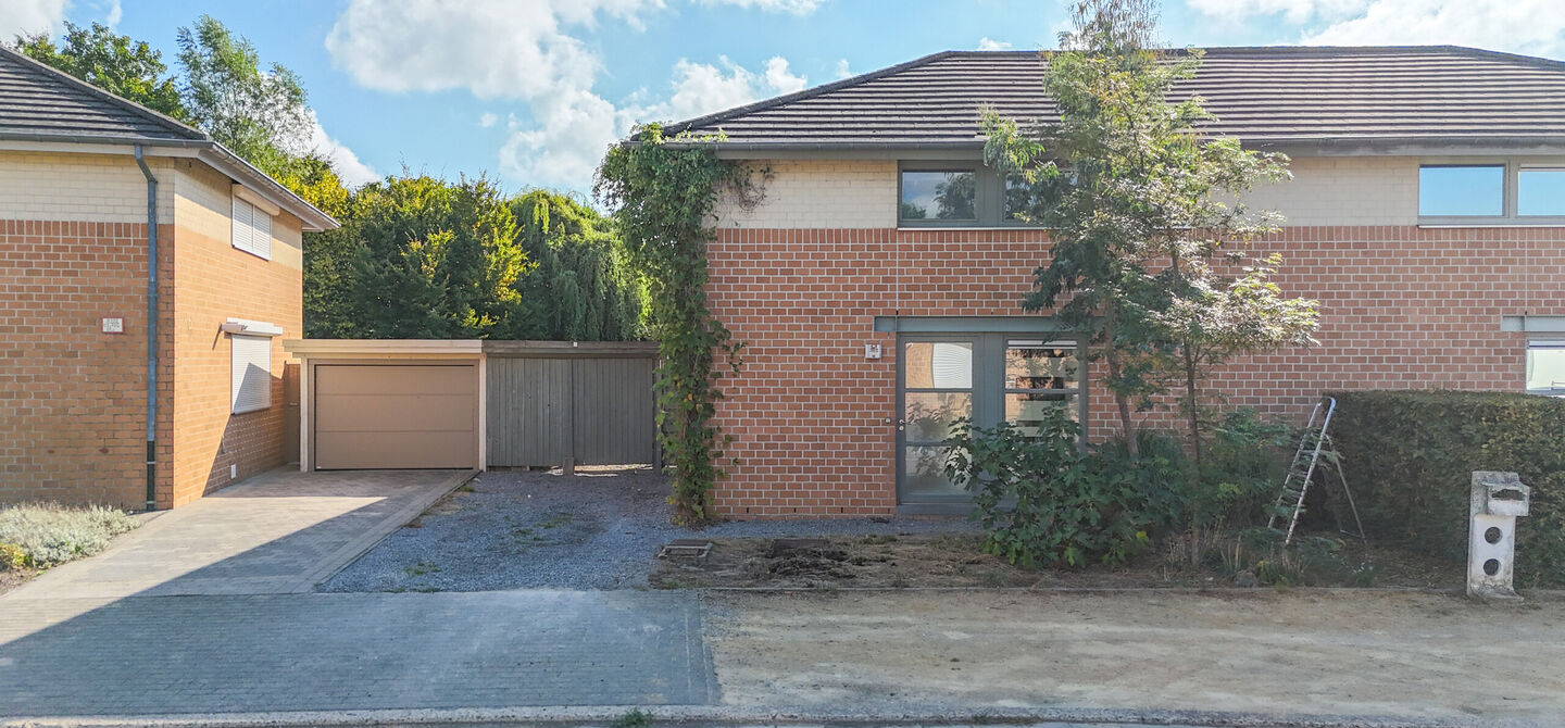 Te renoveren gezinswoning met grote tuin in rustige doodlopende straat in Alken
Welkom in Tulpenlaan 17, een woning met enorm veel potentieel, perfect voor wie op zoek is naar een huis dat volledig naar eigen smaak kan worden gerenoveerd. Gelegen in een