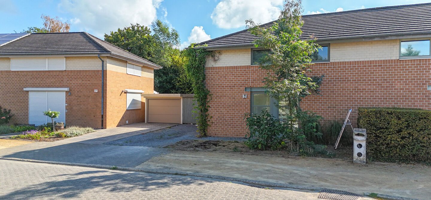 Te renoveren gezinswoning met grote tuin in rustige doodlopende straat in Alken
Welkom in Tulpenlaan 17, een woning met enorm veel potentieel, perfect voor wie op zoek is naar een huis dat volledig naar eigen smaak kan worden gerenoveerd. Gelegen in een
